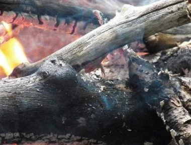 Έρευνα: Τί κινδύνους κρύβει η χρήση ξύλων, κηροζίνης και πετρελαίου μέσα στο σπίτι